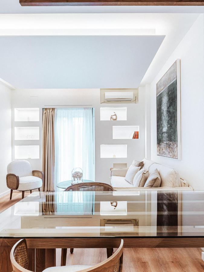 Luxury Apartment In The Heart Of The City - 1Br Атина Екстериор снимка
