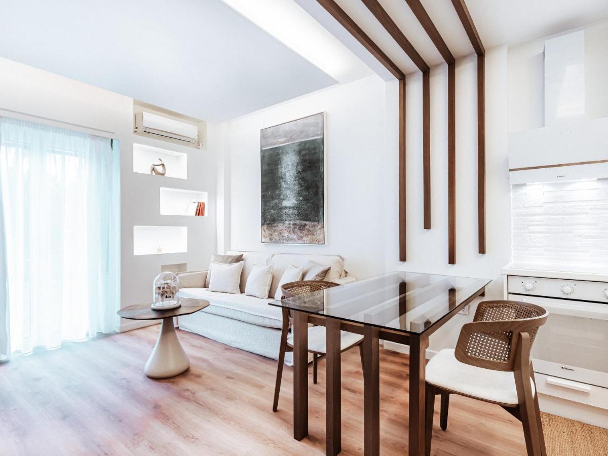 Luxury Apartment In The Heart Of The City - 1Br Атина Екстериор снимка